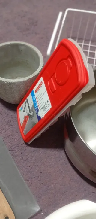 Cubitera de plástico roja y blanca