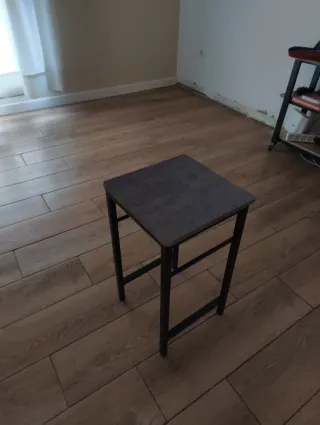 Mesa alta cocina gris y 4 taburetes