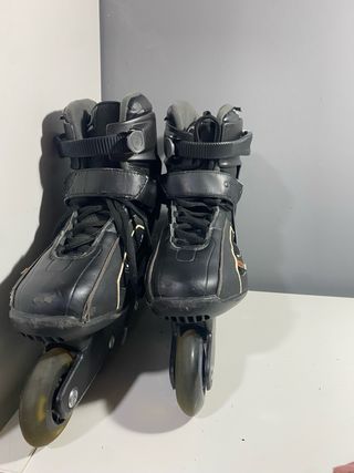 Patines en línea negros con casco y Protecciones