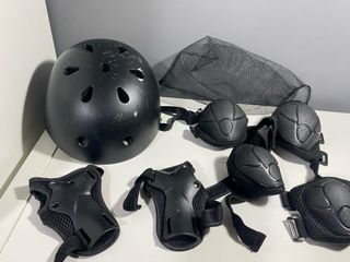 Patines en línea negros con casco y Protecciones