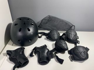 Patines en línea negros con casco y Protecciones