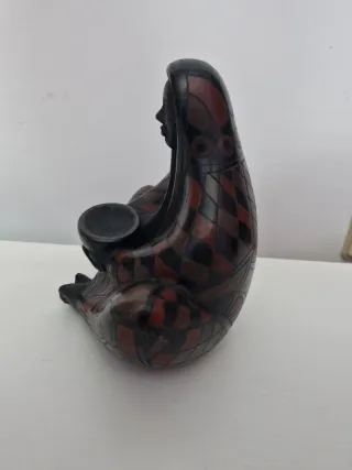 Escultura de mujer sentada