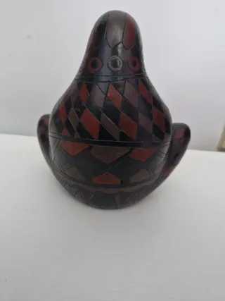 Escultura de mujer sentada