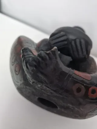 Escultura de mujer sentada