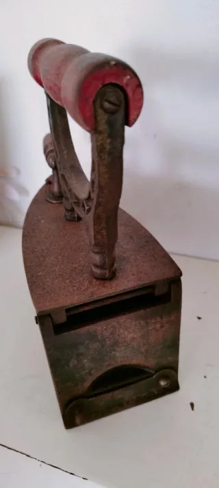 Ferro da stiro antico in ghisa