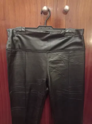 Pantalones efecto cuero negro
