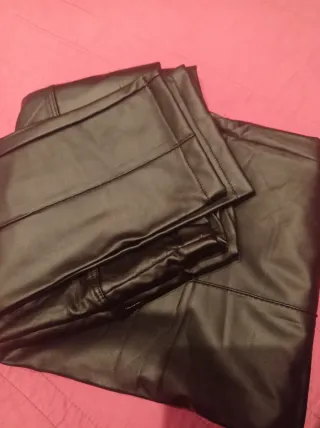 Pantalones efecto cuero negro