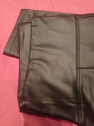 Pantalones efecto cuero negro