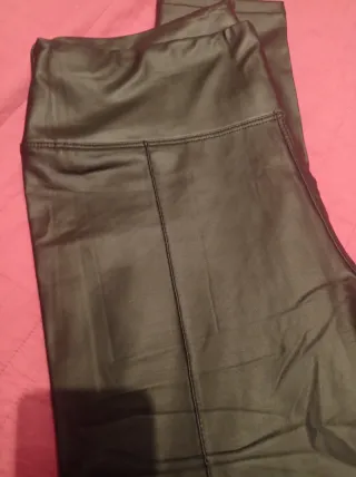 Pantalones efecto cuero negro