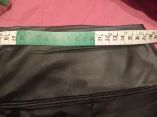 Pantalones efecto cuero negro