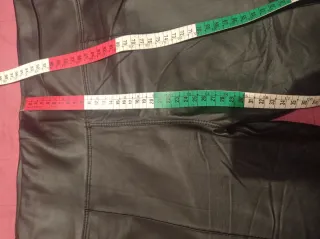 Pantalones efecto cuero negro