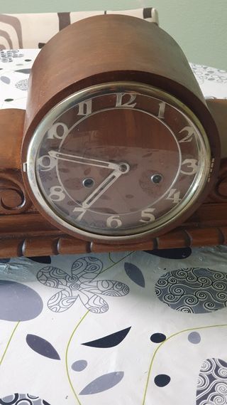 Reloj de sobremesa antiguo de madera, funciona