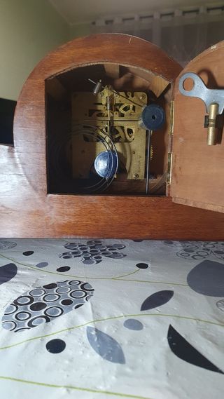 Reloj de sobremesa antiguo de madera, funciona