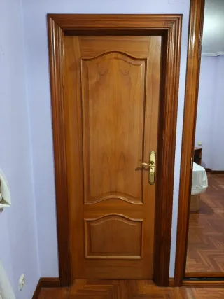 Puerta de madera maciza
