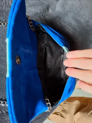 Pochette scamosciata blu fiocco