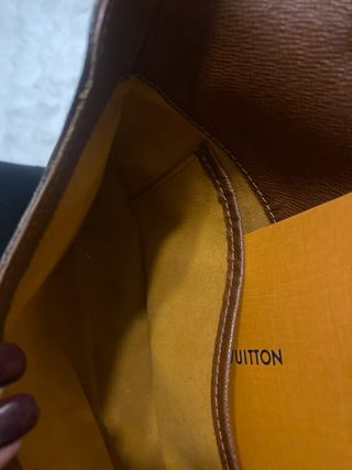 Bolso Louis Vuitton con correa y charms