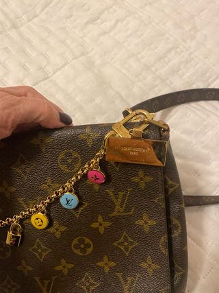 Bolso Louis Vuitton con correa y charms