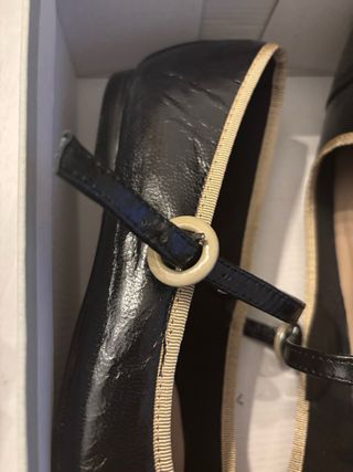 Bailarinas negras con hebilla beige