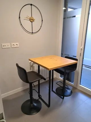 Mesa alta de madera y patas metálicas