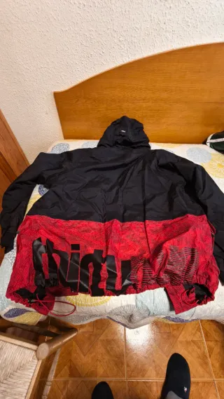 TABLA SNOW Y FIJACIONES BURTON Y CHAQUETA DE NIEVE