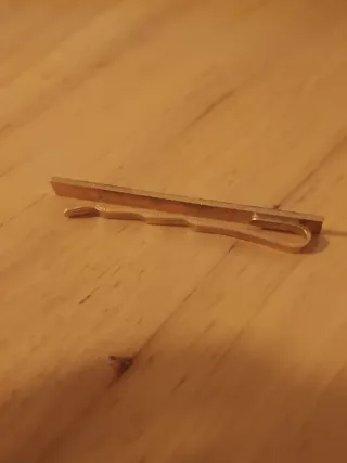 Pasador de corbata dorado