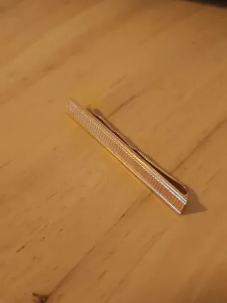 Pasador de corbata dorado