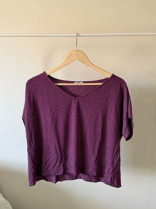 Camiseta de rayas morada