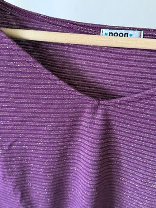 Camiseta de rayas morada