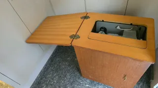 Maquina de coser con mesa de costura de madera