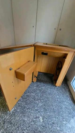 Maquina de coser con mesa de costura de madera