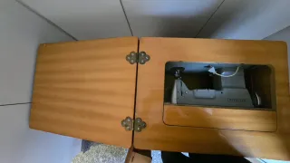 Maquina de coser con mesa de costura de madera
