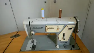 Maquina de coser con mesa de costura de madera