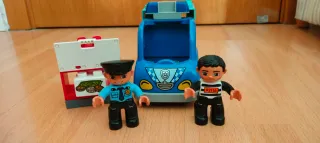 Set Duplo Lego Policía y coche con remolque.
