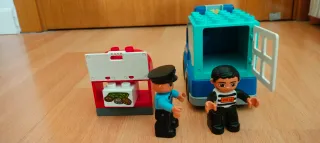 Set Duplo Lego Policía y coche con remolque.