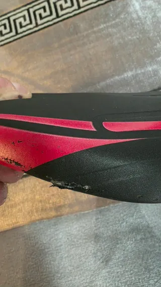 Sillín de bicicleta Avio negro y rojo