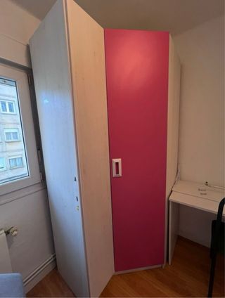 Armario esquinero rosa y blanco