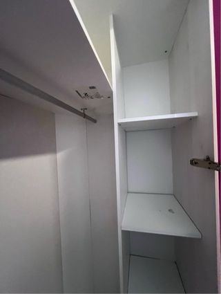 Armario esquinero rosa y blanco