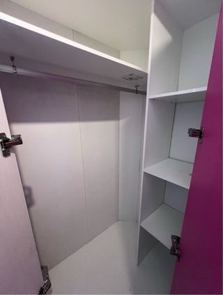 Armario esquinero rosa y blanco