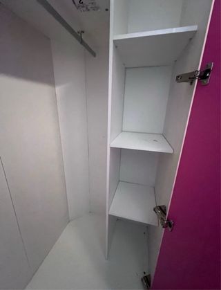 Armario esquinero rosa y blanco