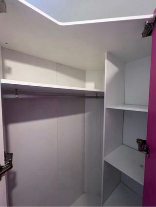 Armario esquinero rosa y blanco