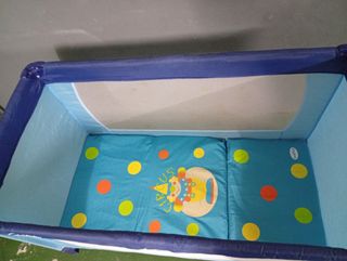 Cuna plegable azul para viajes