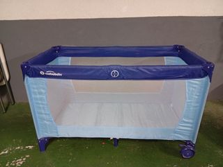 Cuna plegable azul para viajes