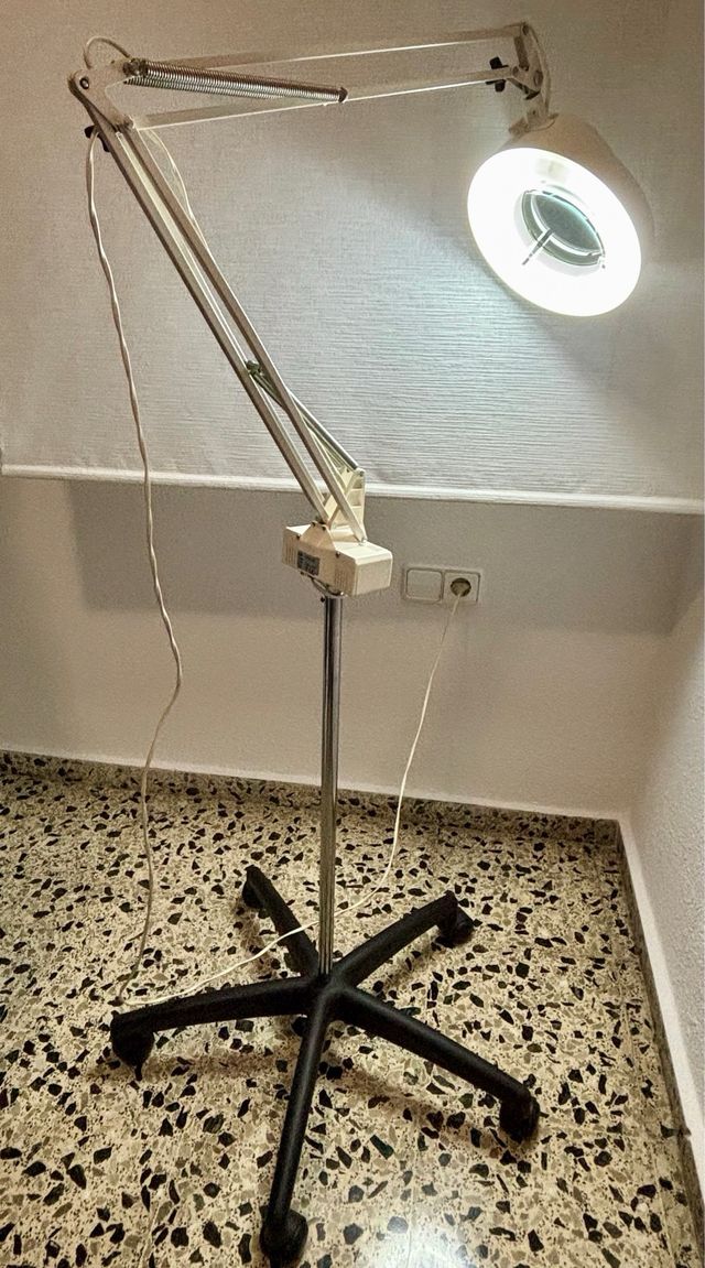 Lámpara lupa estética con pie