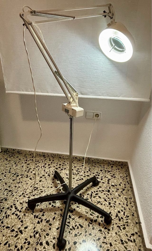 Lámpara lupa estética con pie