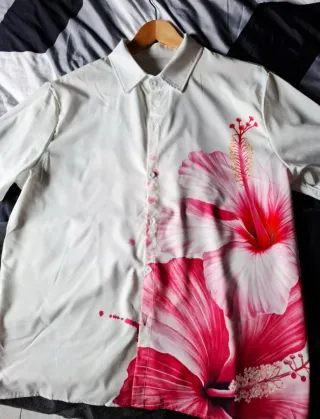 Camicia stampa fiore rosa e bianca