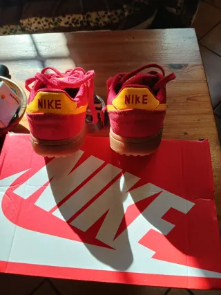 Zapatillas Nike Rojas y Amarillas