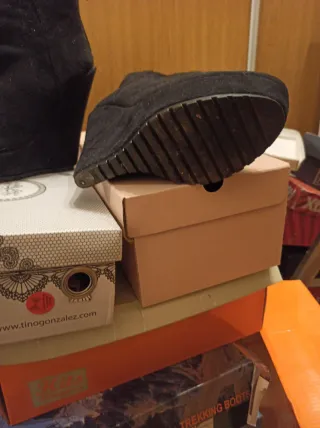 Botín ante negro plataforma