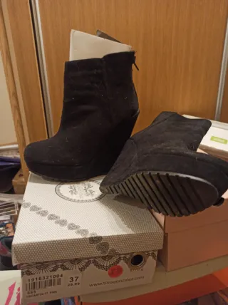 Botín ante negro plataforma