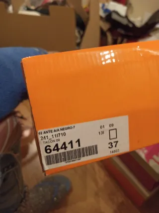 Botín ante negro plataforma