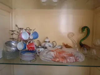 Vajilla de cristal, metal y porcelana